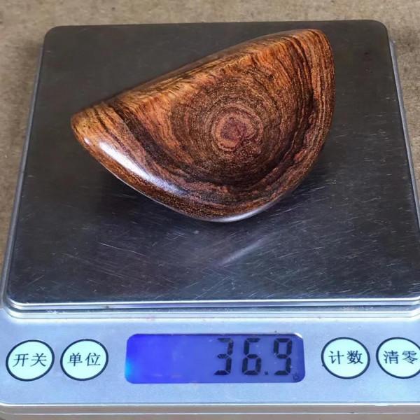 這東西像不像切開的松花蛋？海南黃花梨木樣