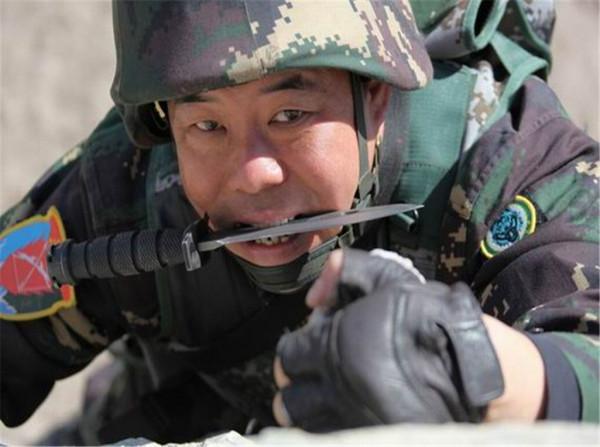 特種兵用嘴咬著刀執行任務，是耍酷還是有特殊意義，真相是啥