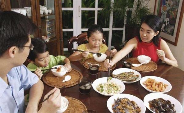 家裡有乙肝患者，要不要分桌吃飯呢？醫生給出建議，不妨瞭解一下