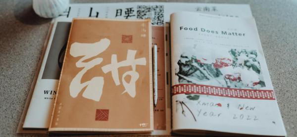 藏在四九城兒的這家雲南菜館，中午和晚上是餐廳，下午是咖啡館