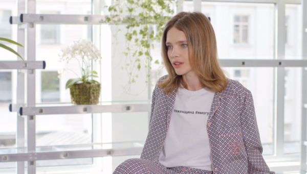 水果妹頭婚嫁貴族，二婚帶3娃嫁LV太子爺，39歲的她穿紅裙多美