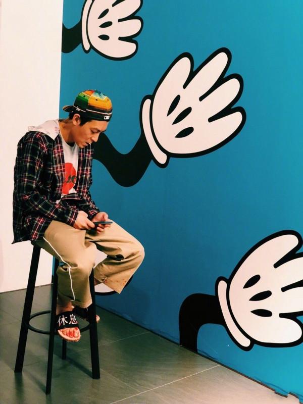 陳冠希人到中年顏值慘跌，攜妻女看球賽成大叔，但穿衣仍又痞又帥