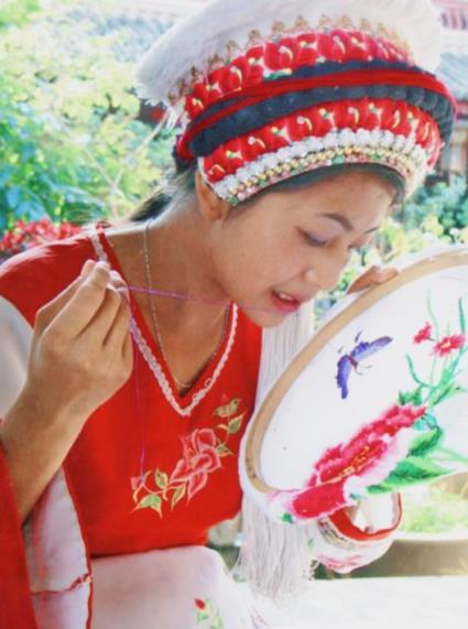 白族姑娘遞給你的荷包，為啥不能隨便接？導遊：接了估計你回不來