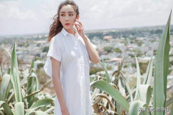 85後小花杜若溪一襲白襯衫清新又甜美，少女感十足