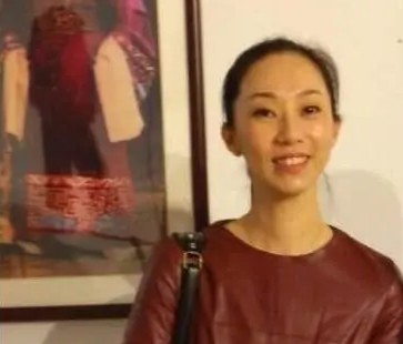 侯耀文大女兒近照曝光，身材苗條氣質極佳，一點不像41歲