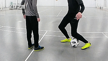 花式足球技巧之兩個簡單的花式穿襠技巧 花式足球技巧之兩個簡單的花式穿襠技巧