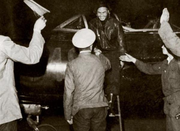 成都軍區的第一任空軍司令員，62歲授中將，65歲被免職後退役