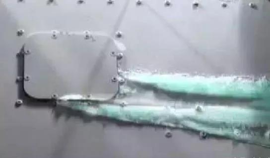 網上報道“藍冰”事件後，大家才知道，飛機上排洩物是這樣處理的