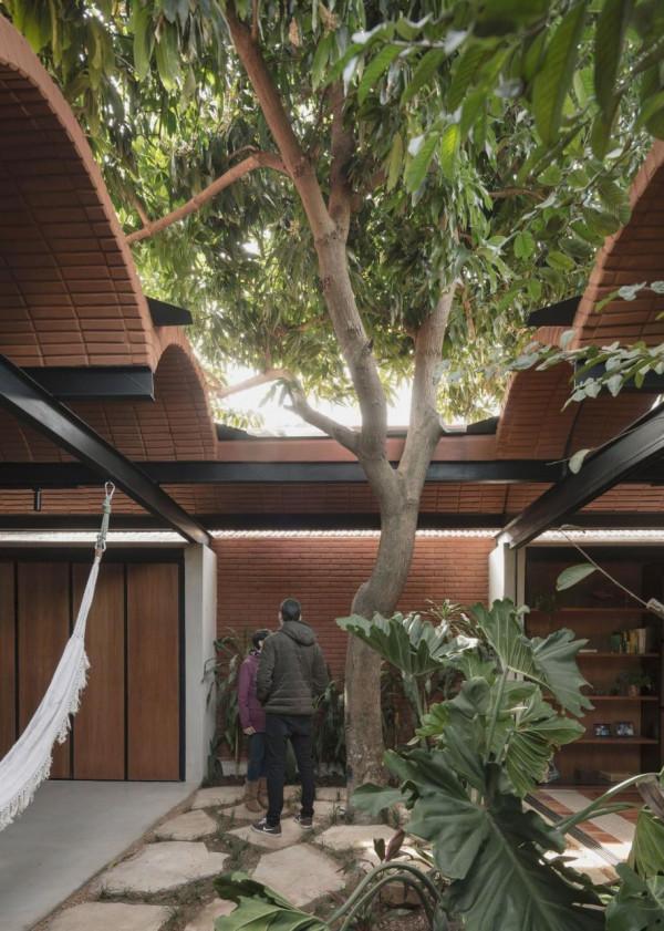 手工壓制磚與木材構築而成的自宅 &sol; Equipo de Arquitectura