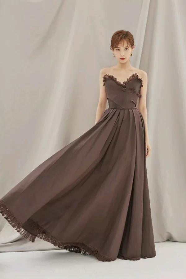 李一桐棕色連衣裙也能驚豔四座，搭配麻花辮又多了一份可愛