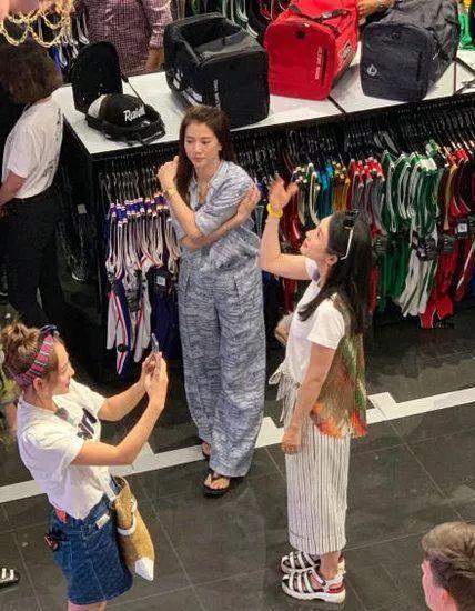 袁詠儀節目中首次露腿，就將其他人比下去了，同框更明顯