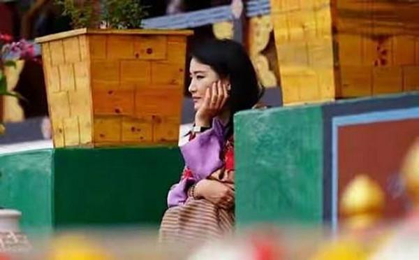 17歲不丹王子對7歲藏族女孩求婚，13年後兌現承諾結婚，婚後甜蜜