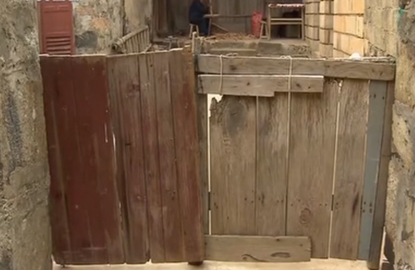 福建東部的海島漁村,石頭房子臨海而建,家家敞開大門卻關上小門 福建東部的海島漁村,石頭房子臨海而建,家家敞開大門卻關上小門