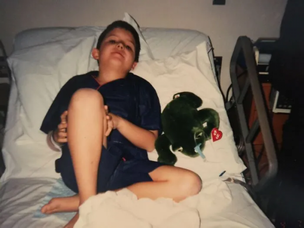 小哥在沙拉里發現了一隻小青蛙後，在網上直播起了養蛙生活