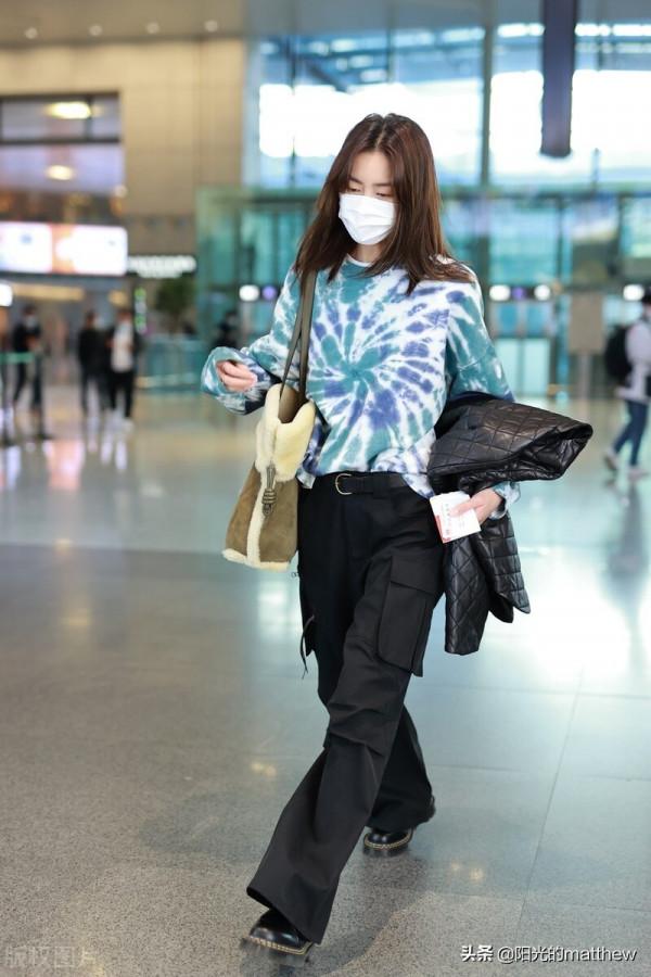 街拍：劉雯穿扎染衛衣配闊腿褲現身機場，模特大長腿風範超足