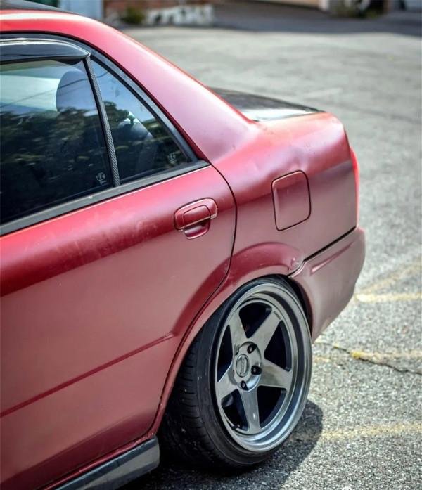 還記得馬自達323嗎？姿態改裝福美來樣子還不過時