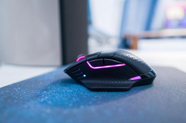 辦公娛樂全都要,我用兩臺升降桌搭了個桌面 辦公娛樂全都要,我用兩臺升降桌搭了個桌面