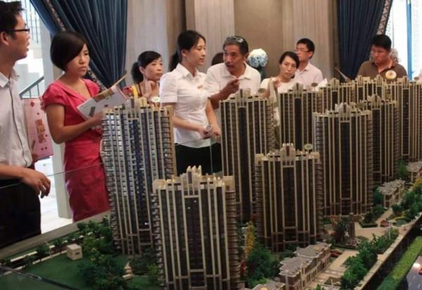 上海阿姨擁有百套房產和車位，僱3個人收租，錢從哪裡來？