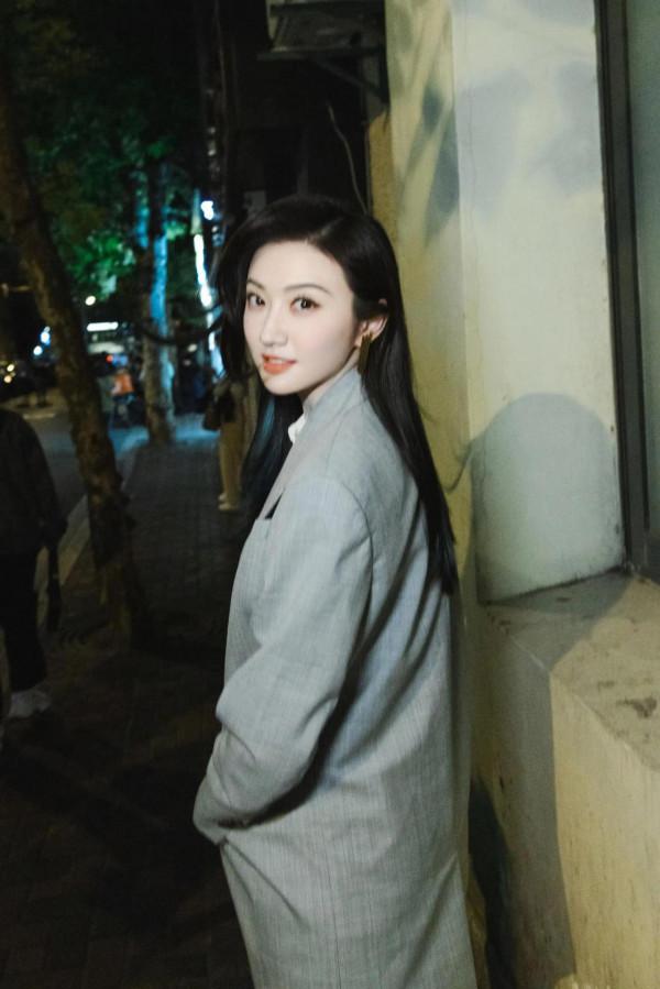 景甜菸灰色西裝造型