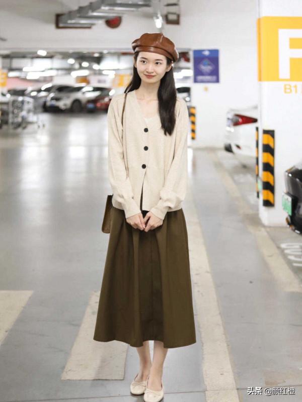 今年秋天流行穿“針織衫”,搭配黑色西裝褲灑脫時髦,優雅大方 今年秋天流行穿“針織衫”,搭配黑色西裝褲灑脫時髦,優雅大方