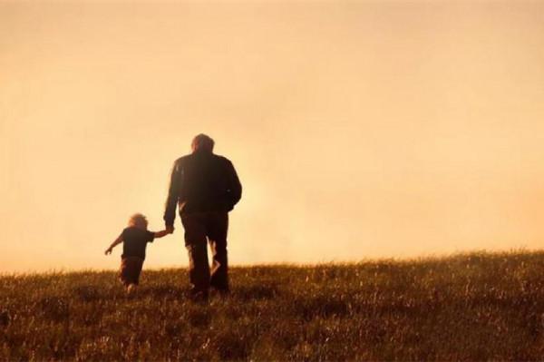 家長騎電動車接娃放學，被人吐槽“窮”，這種價值觀咋教好娃