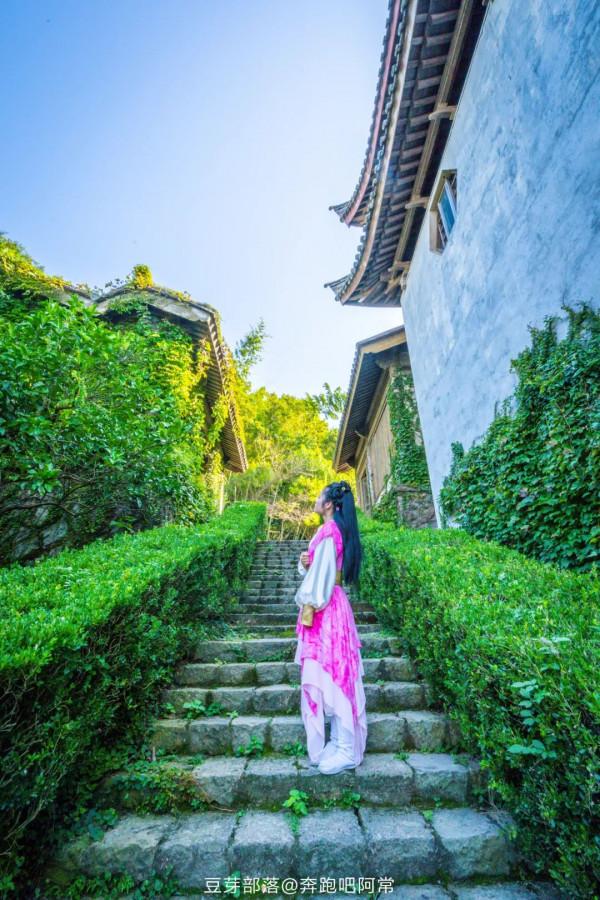 金庸小說裡出現的神仙之境，可以拍一部浪漫大片