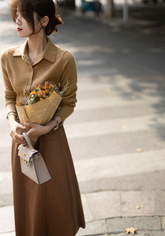 女生穿“半身皮裙”好看嗎？看範爺、劉詩詩的搭配，時髦感十足