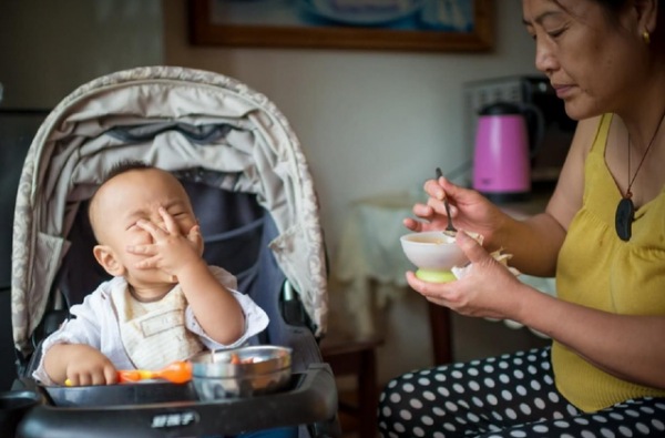 奶奶總給孩子喝粥，寶媽嫌棄太糊弄，兒科醫生卻誇婆婆早餐做得對