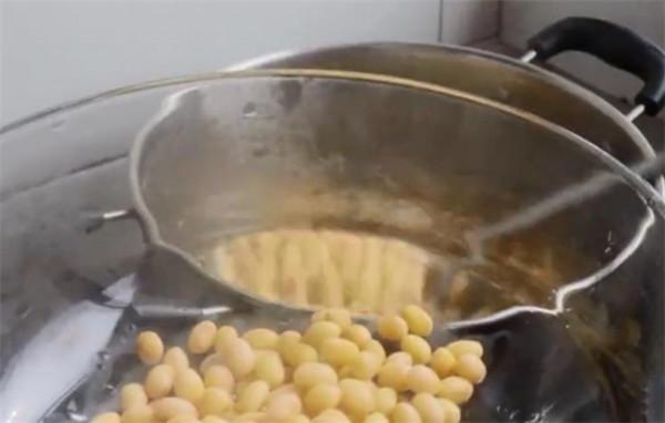 教你在家自制香菇黃豆醬，香酥美味又下飯，還沒有任何新增劑