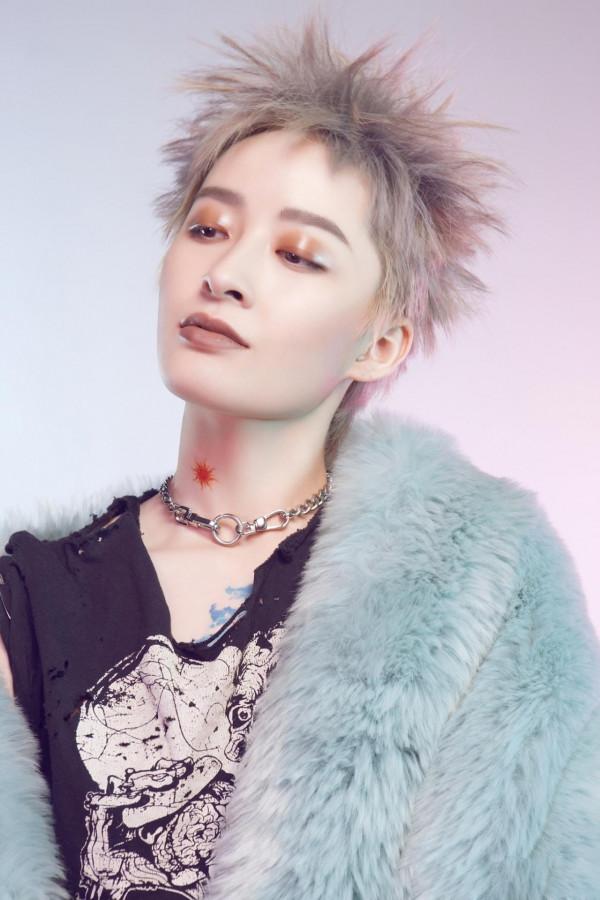 明星又來“特權”？王珞丹拖欠民工血汗錢9年，張國立拍戲封路