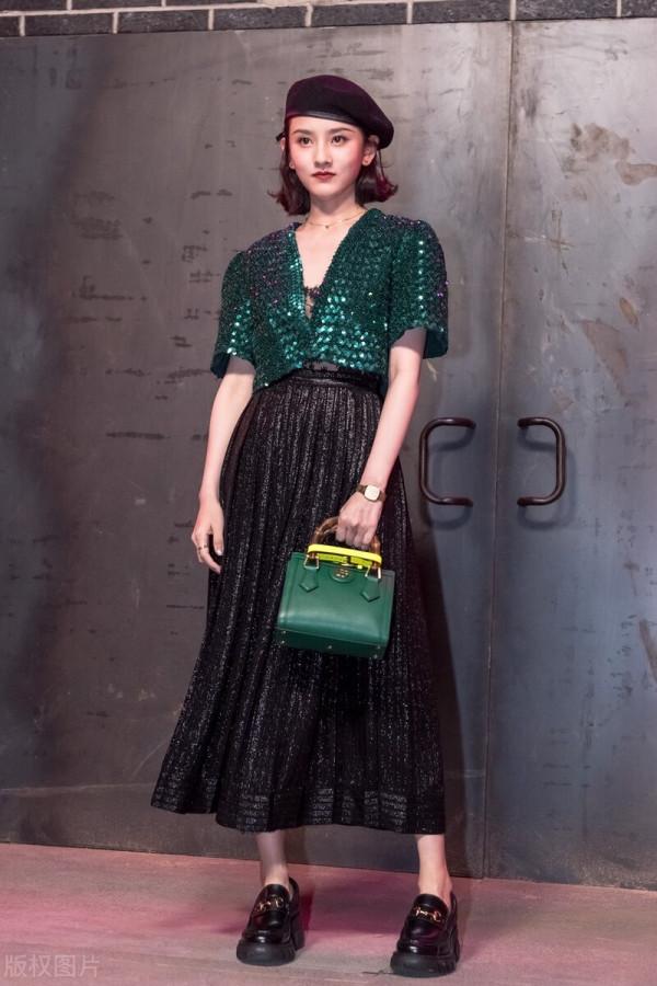 宋祖兒有點“用力過猛”,穿粉裙裹出凹凸感,羽毛裝飾略顯浮誇 宋祖兒有點“用力過猛”,穿粉裙裹出凹凸感,羽毛裝飾略顯浮誇