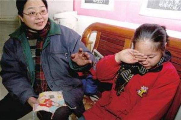 退伍老兵扛16年煤氣罐，把養女培養成女博士，親生父母得知要認親