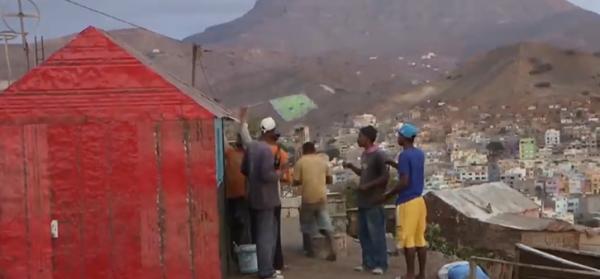 非洲天才手藝人,用汽油桶建房子,幾個小時就建好一棟“小別墅” 非洲天才手藝人,用汽油桶建房子,幾個小時就建好一棟“小別墅”