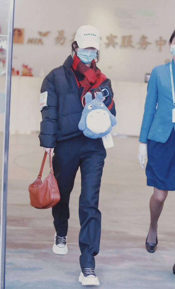 趙麗穎單身後更嫩了！羽絨服配西褲酷帥洋氣，34歲依舊少女感滿滿