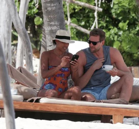 不顯老,43歲諾天王攜愛妻現身!和黑人妻子有夫妻相 不顯老,43歲諾天王攜愛妻現身!和黑人妻子有夫妻相