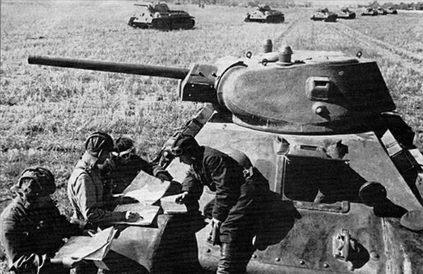 用汽油驅動坦克？蘇聯人都笑了，為何德國虎式坦克不用柴油發動機