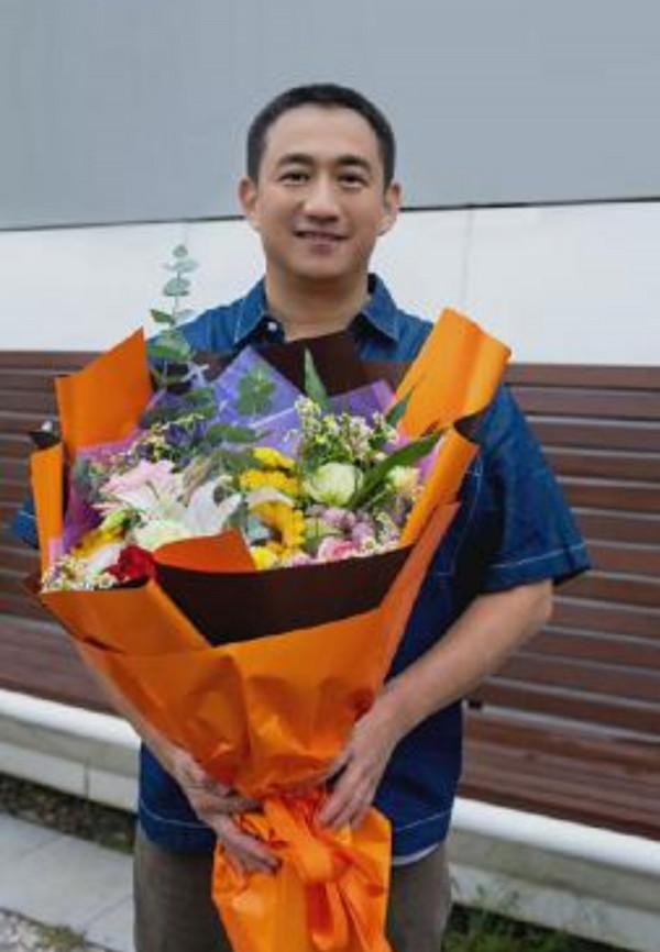 陣容強大！黃磊與梅婷在殺青儀式合手比心，海清發際線上移太顯眼