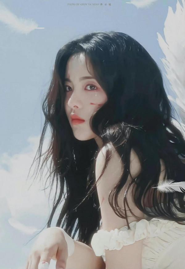 楊超越解鎖新造型 天使戰損妝美出天際