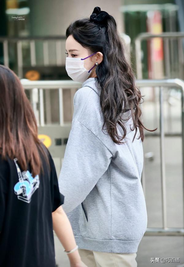 古力娜扎快本造型曝光,工裝連體褲搭配貝雷帽,又帥氣又溫柔 古力娜扎快本造型曝光,工裝連體褲搭配貝雷帽,又帥氣又溫柔