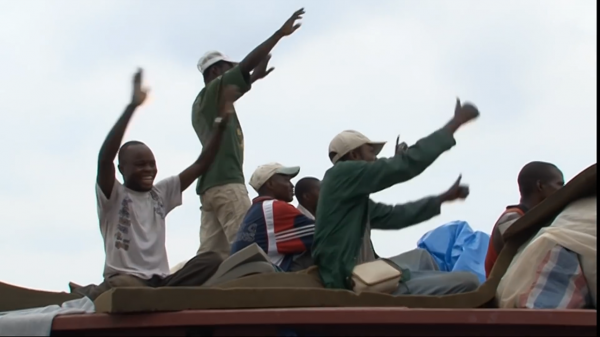 非洲瘋狂貨輪,竟然載上了2000人,遠遠看去就像一個漂浮的貧民窟 非洲瘋狂貨輪,竟然載上了2000人,遠遠看去就像一個漂浮的貧民窟