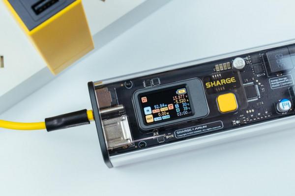 無法拒絕的賽博朋克工業美學：閃極100W超級移動電源 體驗分享