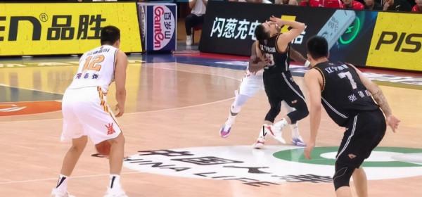 首次破例!CBA裁判面臨重罰?楊鳴勢必要討回個公道 首次破例!CBA裁判面臨重罰?楊鳴勢必要討回個公道