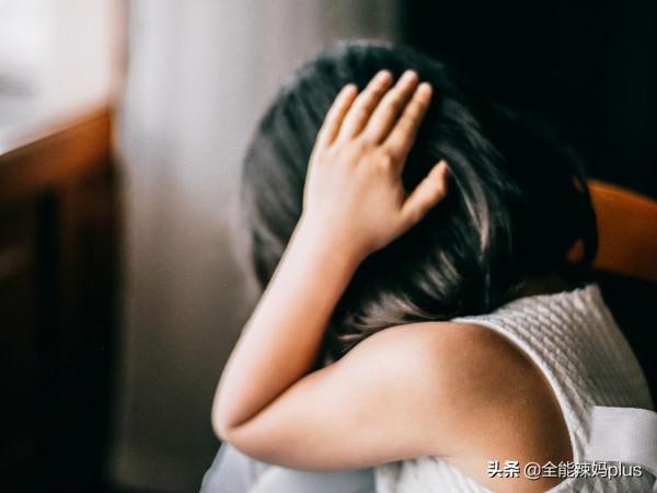 ​孩子手臂發現這種“畫”，可能暗含“偽自虐”心理，家長要警惕