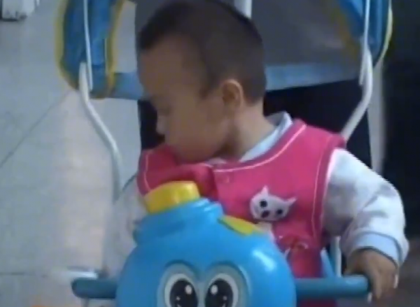 真實故事：陝西1歲幼童患怪病，身體長出鐵釘，醫生查明真相