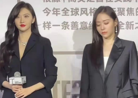 張靚穎“撞衫”景甜，同穿黑西裝亮面，和馮珂“分手”後滿臉疲憊