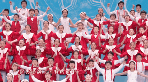 2022元宵晚會名場面：張小斐歌聲迷人，中國女足唱《鏗鏘玫瑰》