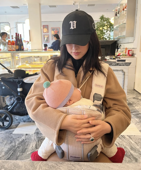 朱珠春節曬瑜伽照，假裝在海邊姿態婀娜，女兒在一旁練抬頭萌態足