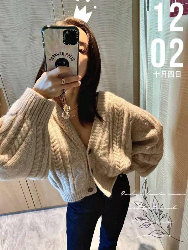 王子文太會穿了吧，這身“針織衫+開叉褲”打扮，159穿出170氣場