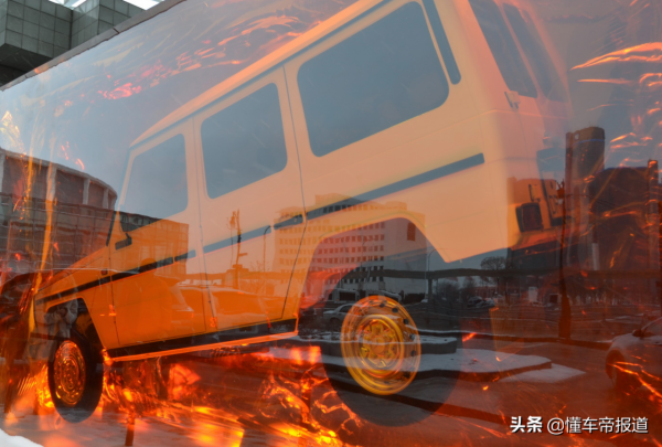 趣聞 | 選擇紅色藥丸！賓士G級亮相《駭客帝國4：矩陣重生》首映禮