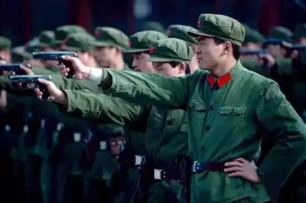 一顆紅星頭上戴，革命紅旗掛兩邊。穿65式軍裝的解放軍威武霸氣